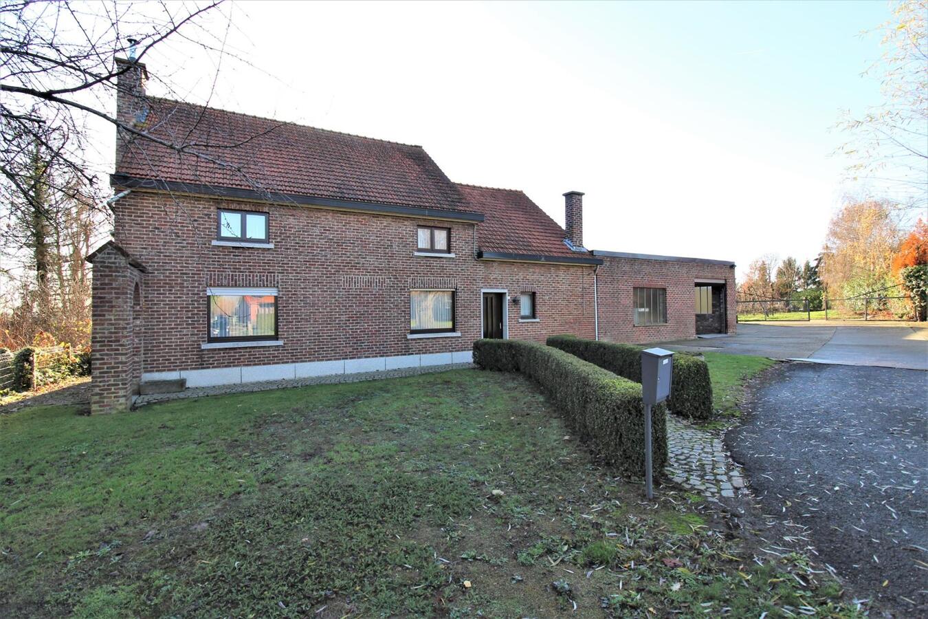 Te renoveren woning met aanhorigheden, grote loods en weilanden op ca. 2ha te Kortenaken (Vlaams-Brabant) 