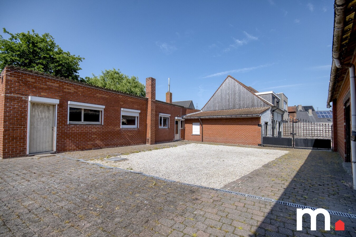 Charmante en ruime woning met grote tuin op 1.218 m² in het gezellige Lendelede met LOODS ! 