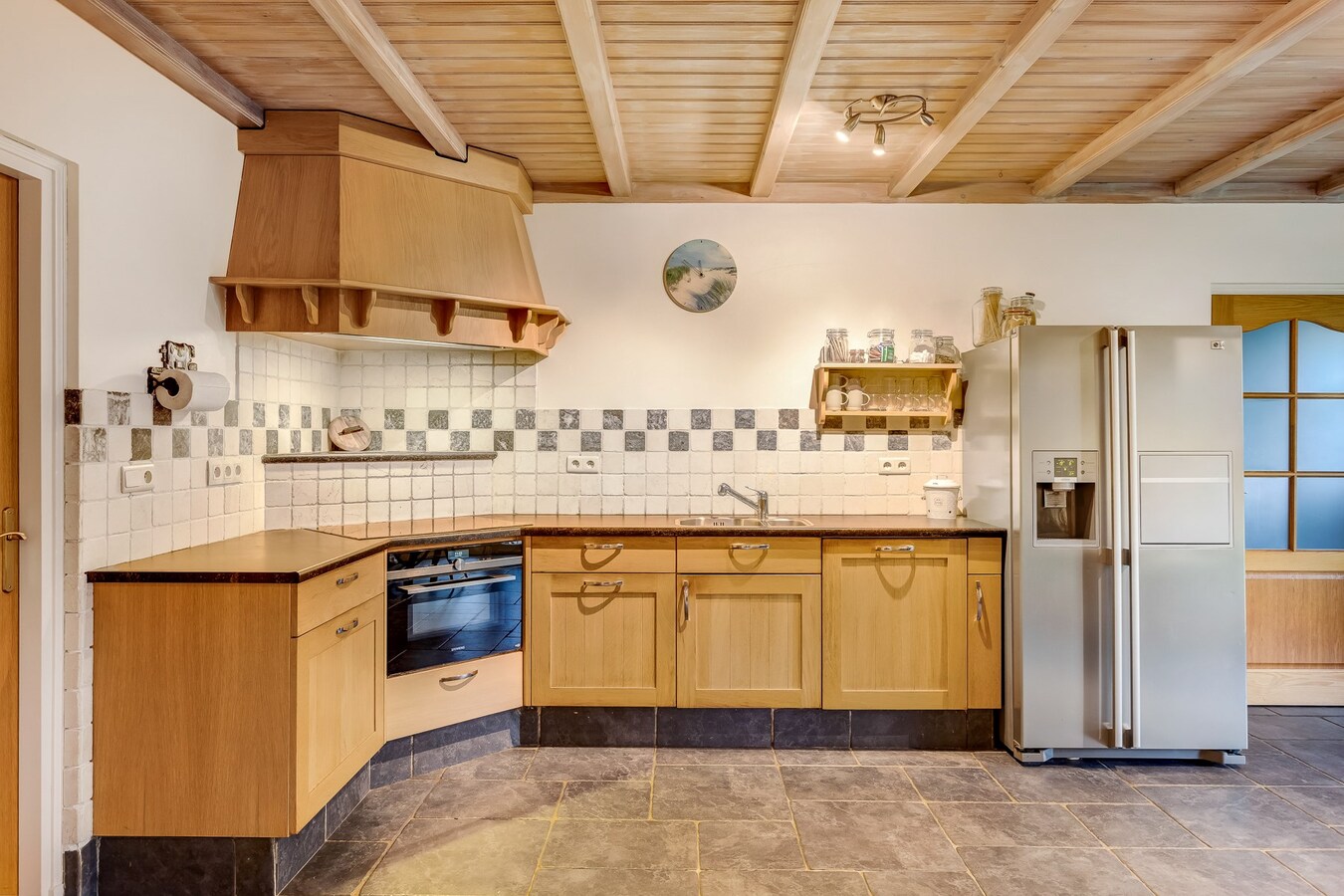 Vrijstaande woning met inpandige garage gelegen op een perceel van 784 m2 te Arendonk. 