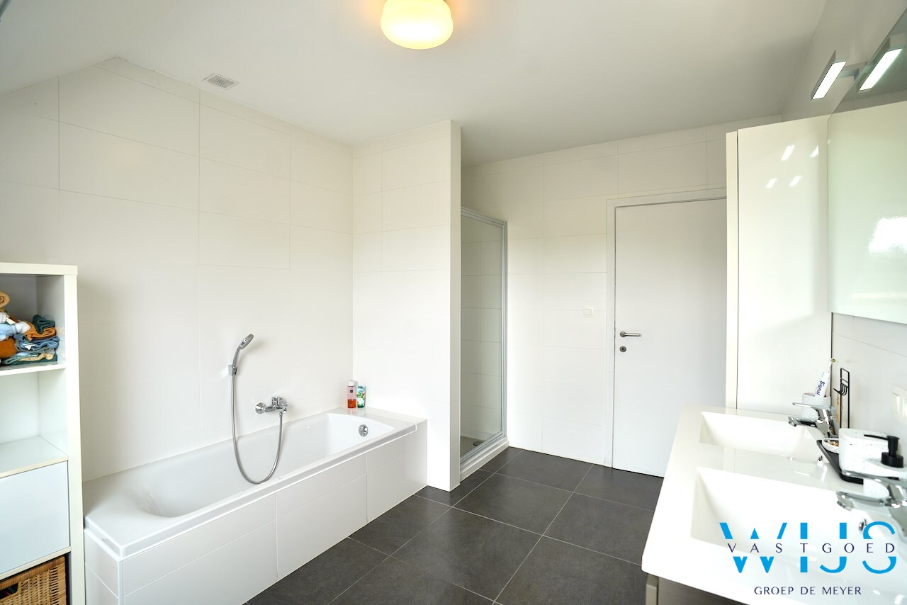 INSTAPKLAAR woonhuis met ZUIDgerichte tuin te Boekhoute ! 