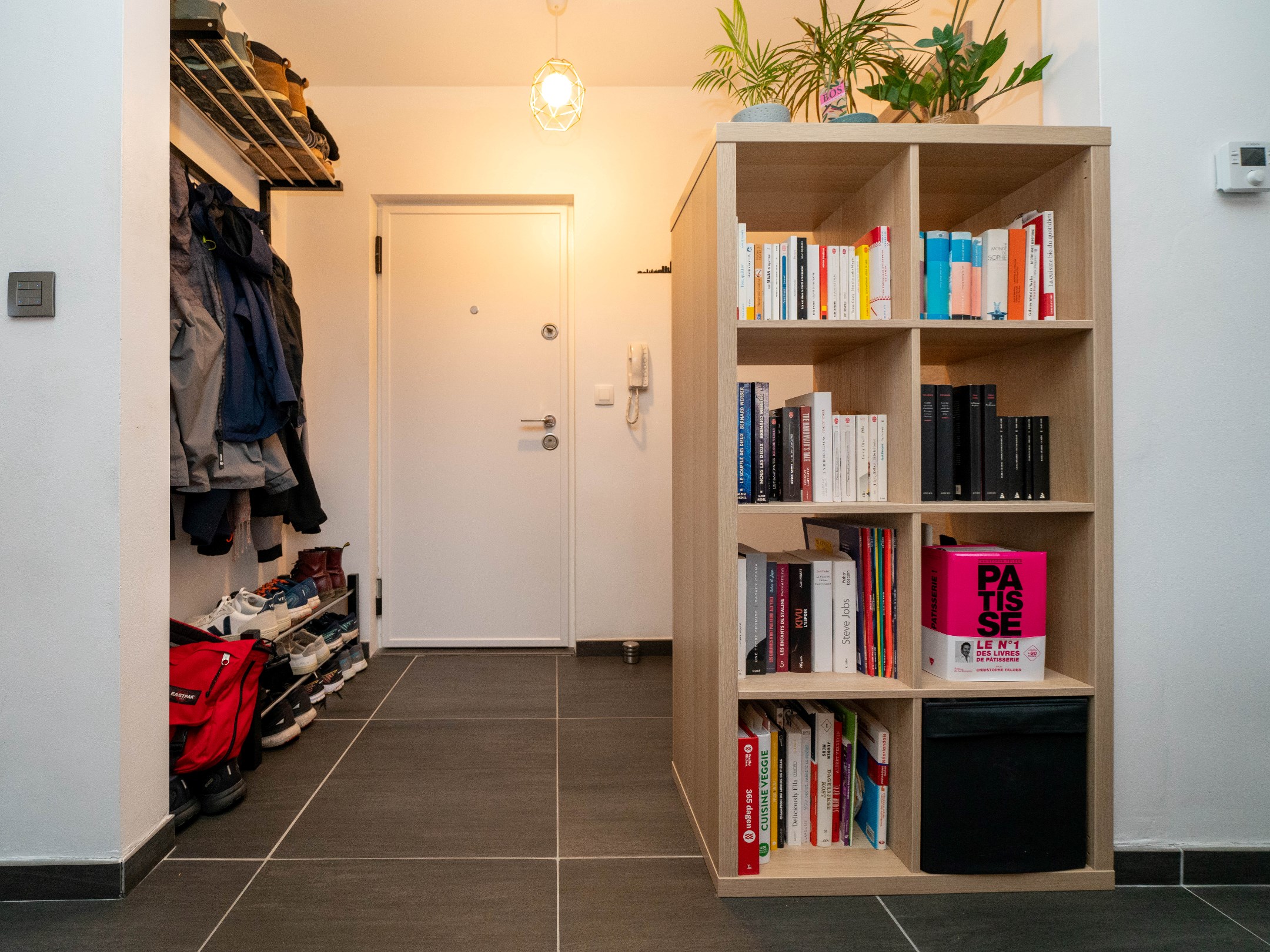 Ruim 2 kamer-appartement met dubbele garage en kelder 