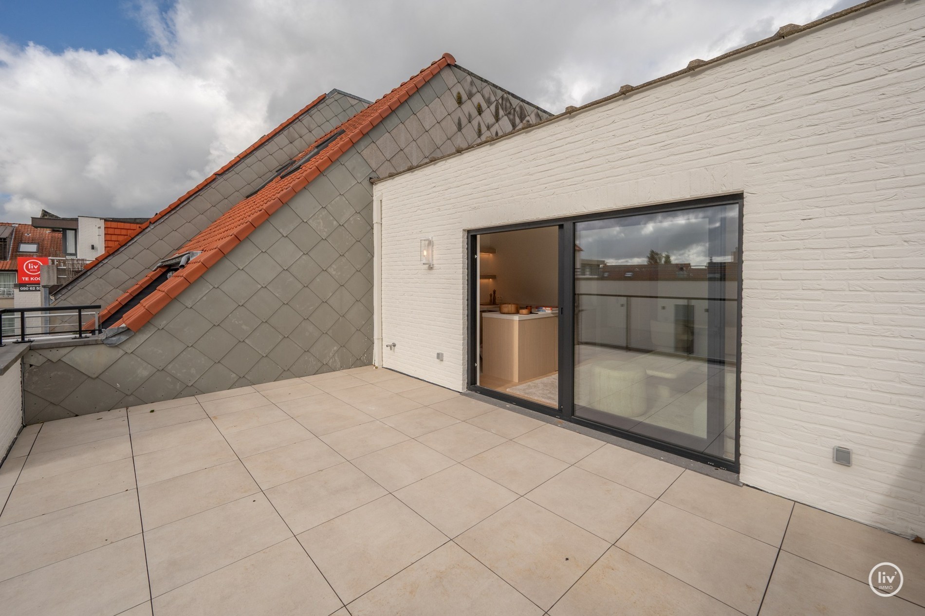 Gerenoveerd penthouse met 2 slaapkamers centraal gelegen op de August Dansestraat te Knokke. 