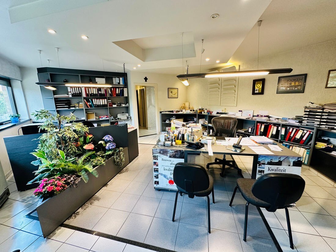 Ruim magazijn met kantoren met veel potentieel te Kuringen 