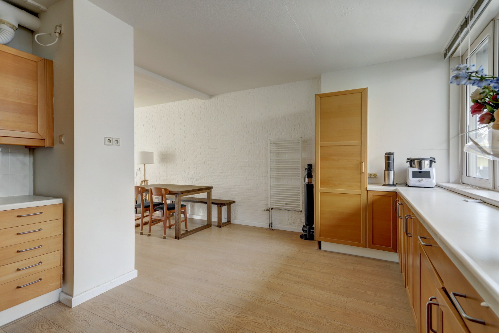 Ruime 4- (voorheen 5) kamer woning op 1e etage met riant terras van 45 m² en een berging en overdekte parkeerplaats op begane grond. 