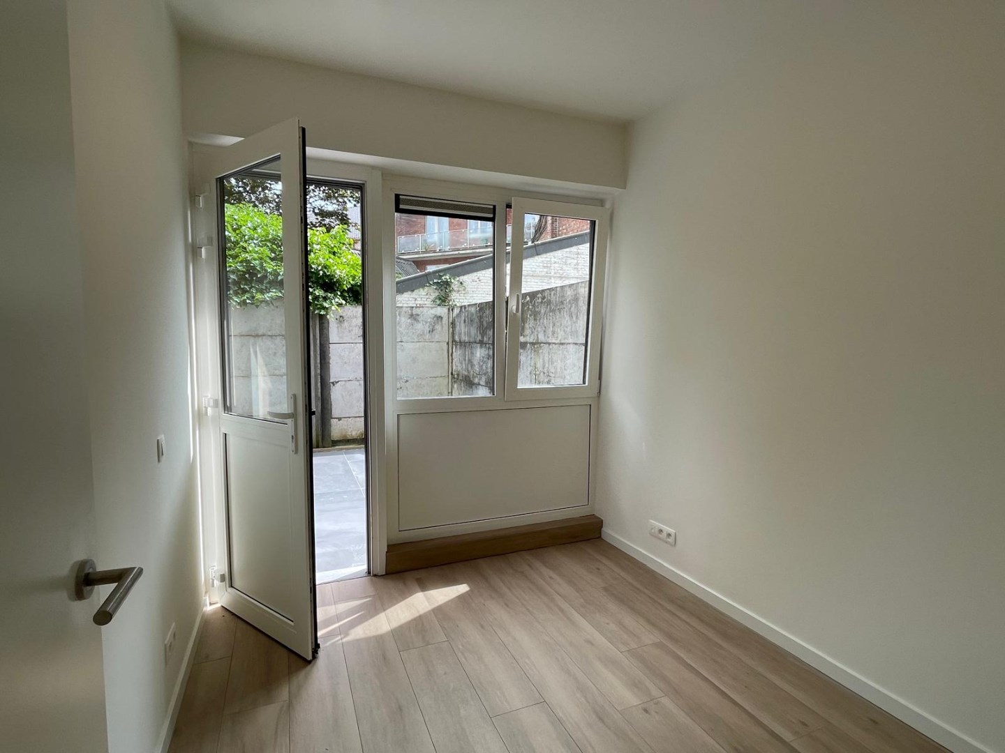 Prachtig gelijkvloers appartement met 3 slaapkamers en terras, midden in het centrum! 