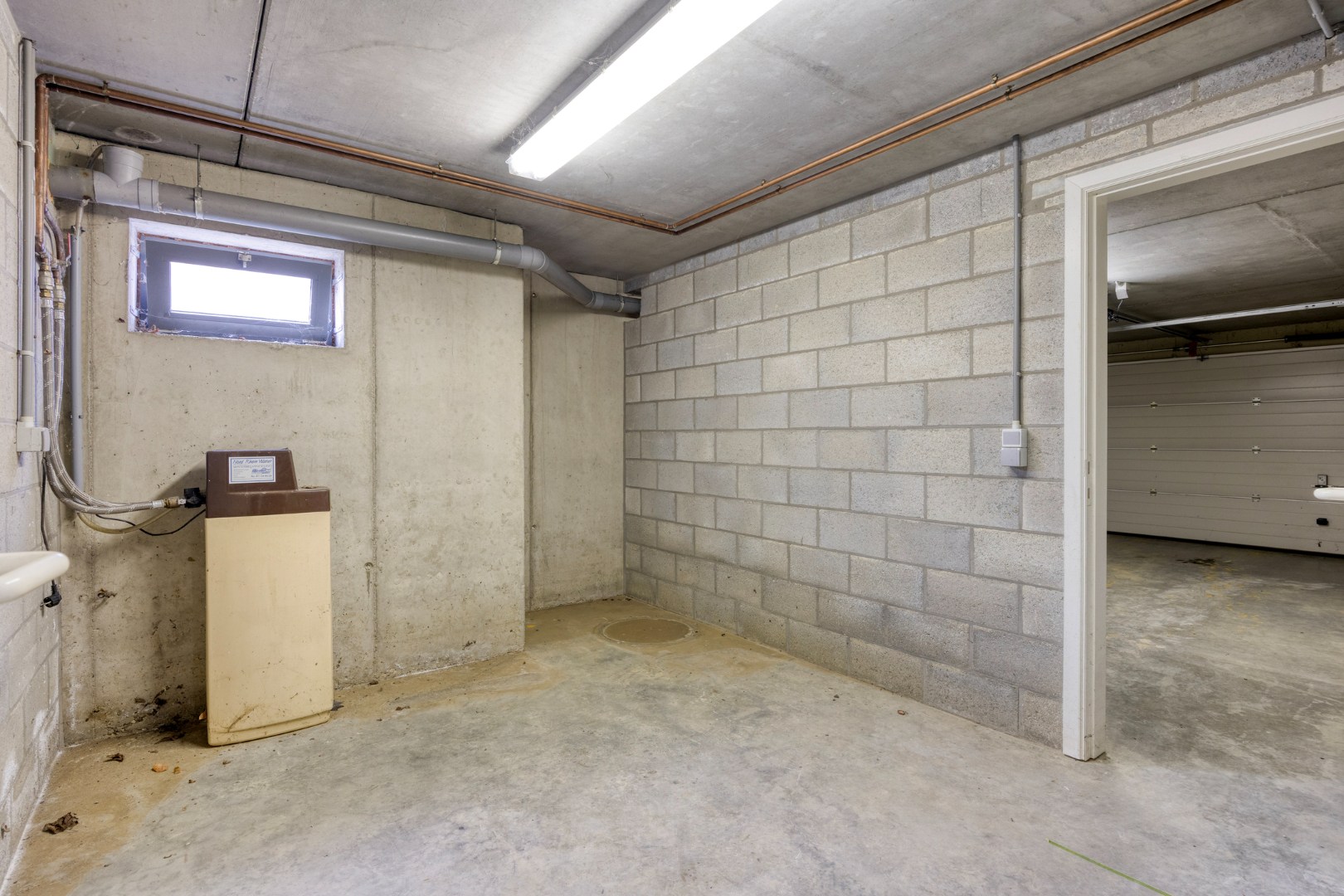 privé kelder met doorgang garage