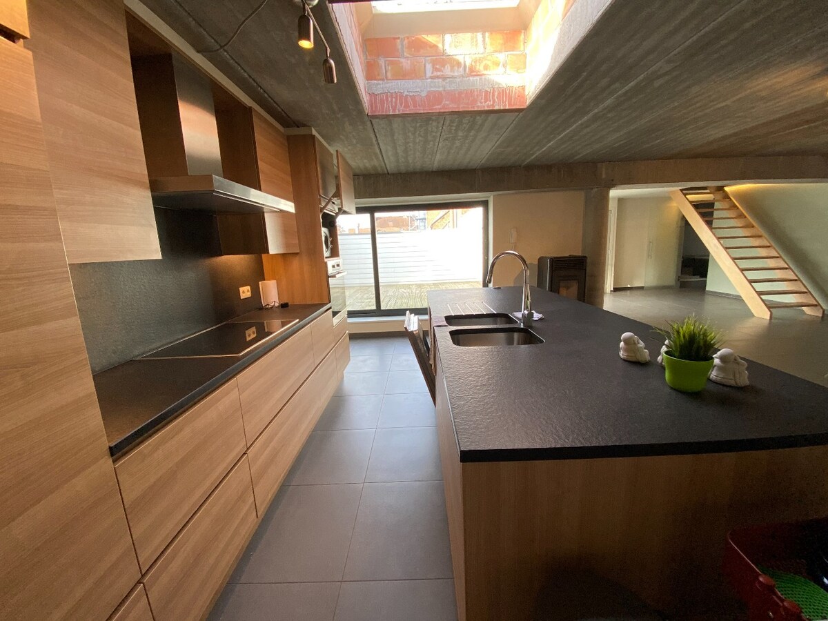 Rustig gelegen, ruim duplex-appartement op een boogscheut van het station. 