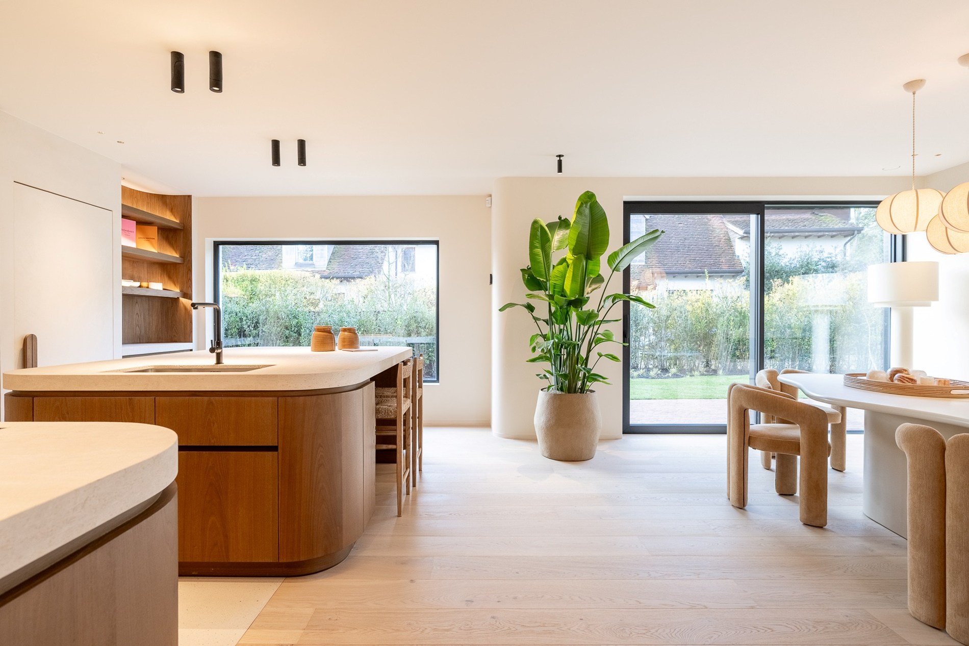 Luxueus gerenoveerde koppelvilla met zwembad in de Noordzeelaan te Knokke. 