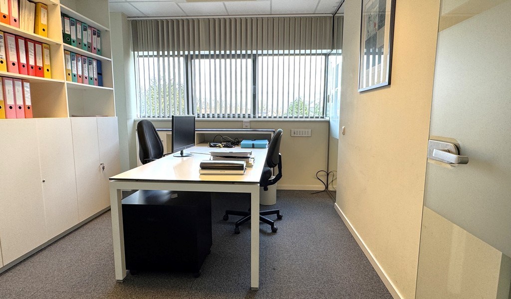 Ingedeelde kantoorruimte met parking te huur in Sint-Martens-Latem