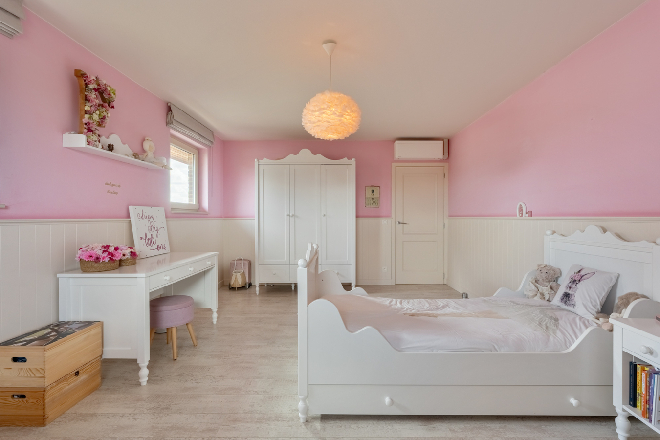 Stijlvolle villa in tijdloze pastorijstijl met zwembad en exclusieve tuinbeleving. 