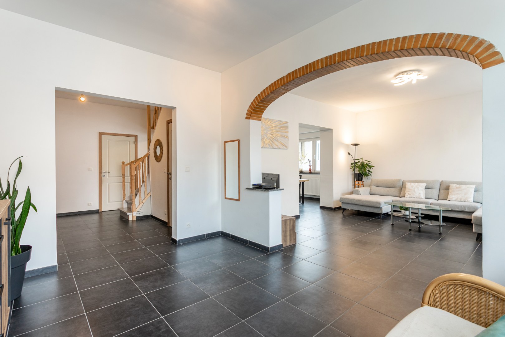 Maison rénové avec 4 chambres et local de stockage 