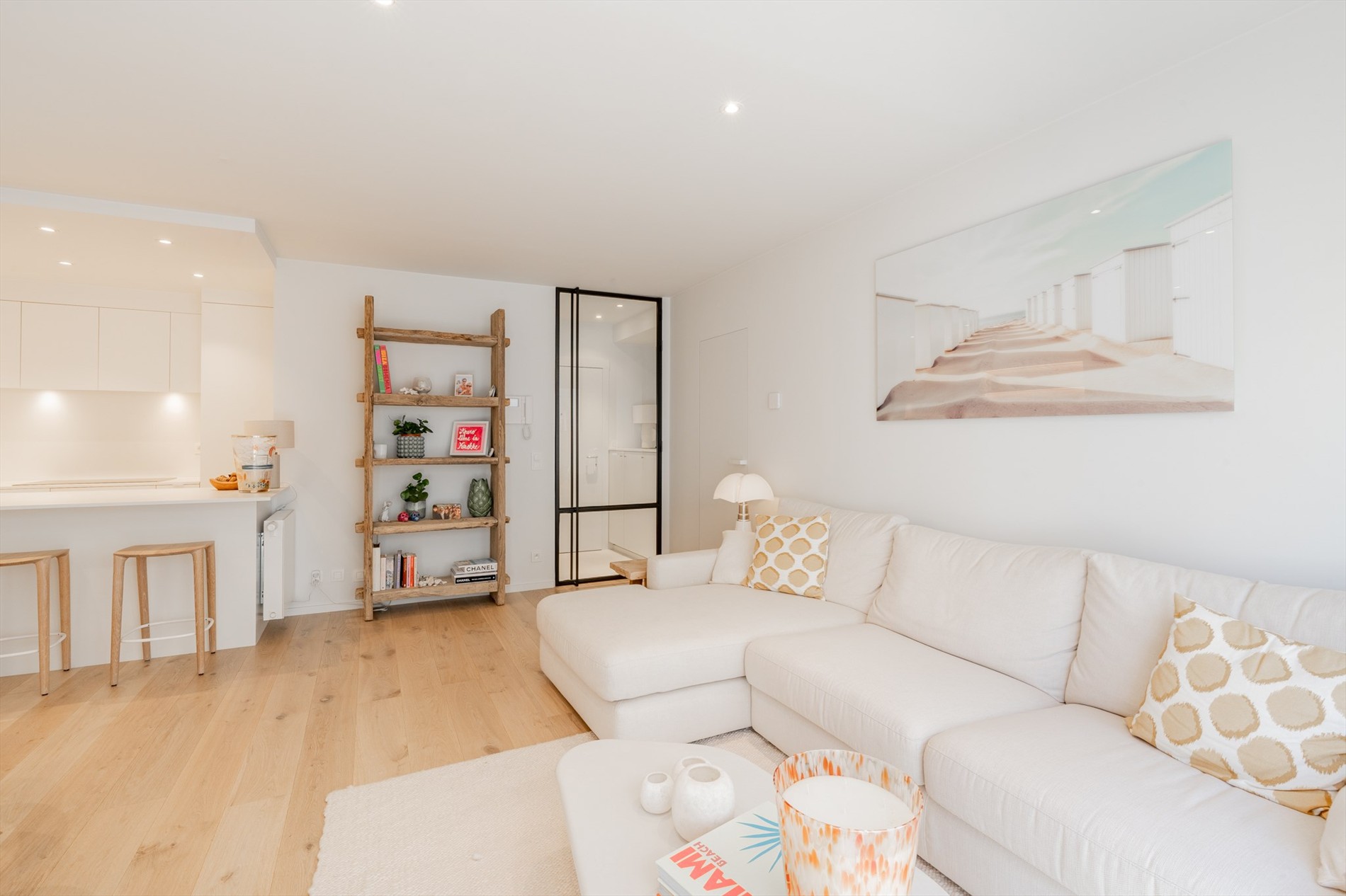 Magnifique appartement d'une chambre récemment rénové, situé au centre dans une rue calme adjacente à la Zoutelaan à Knokke. 