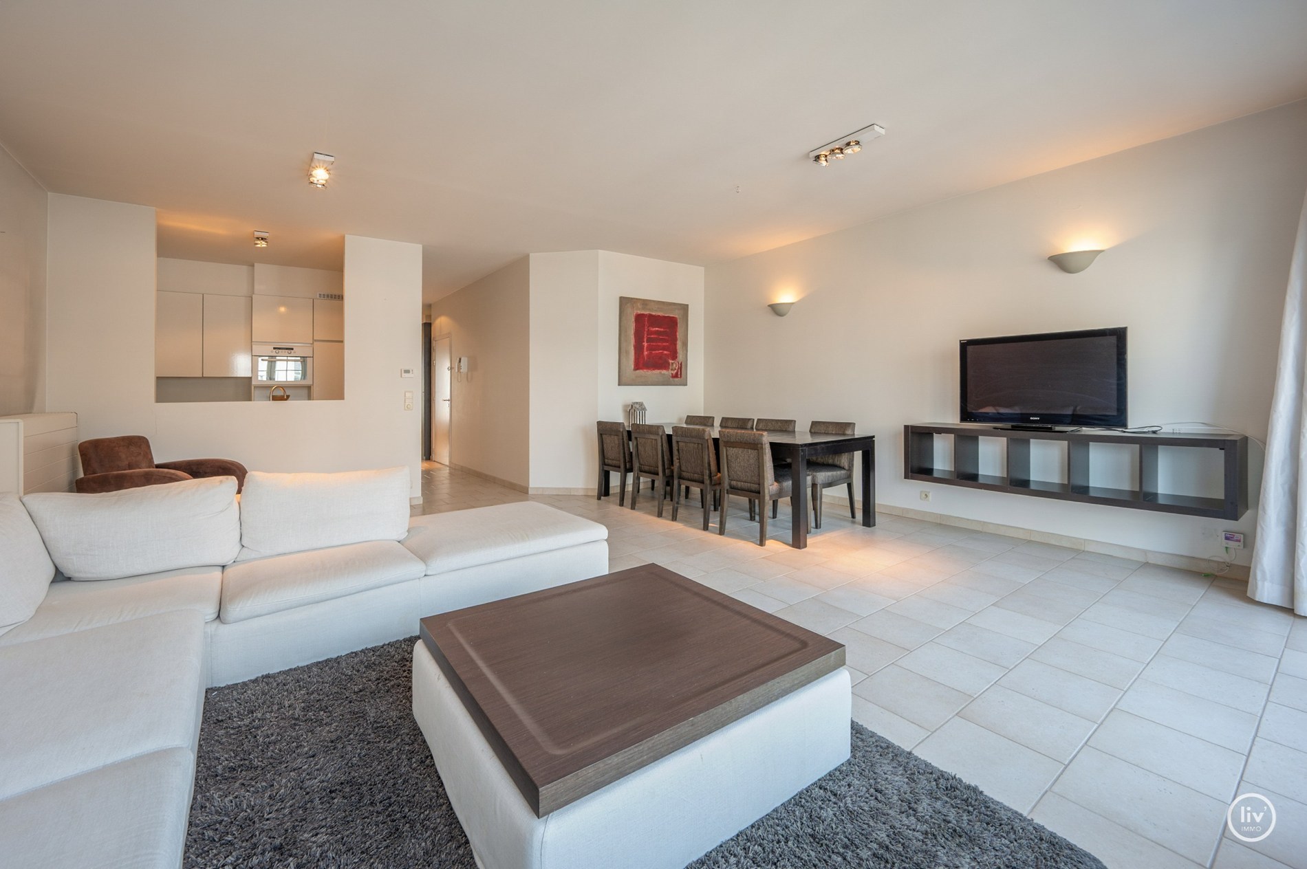 Ruim (98 m2) appartement met 2 slaapkamers op een topligging in de Dumortierlaan te Knokke. 