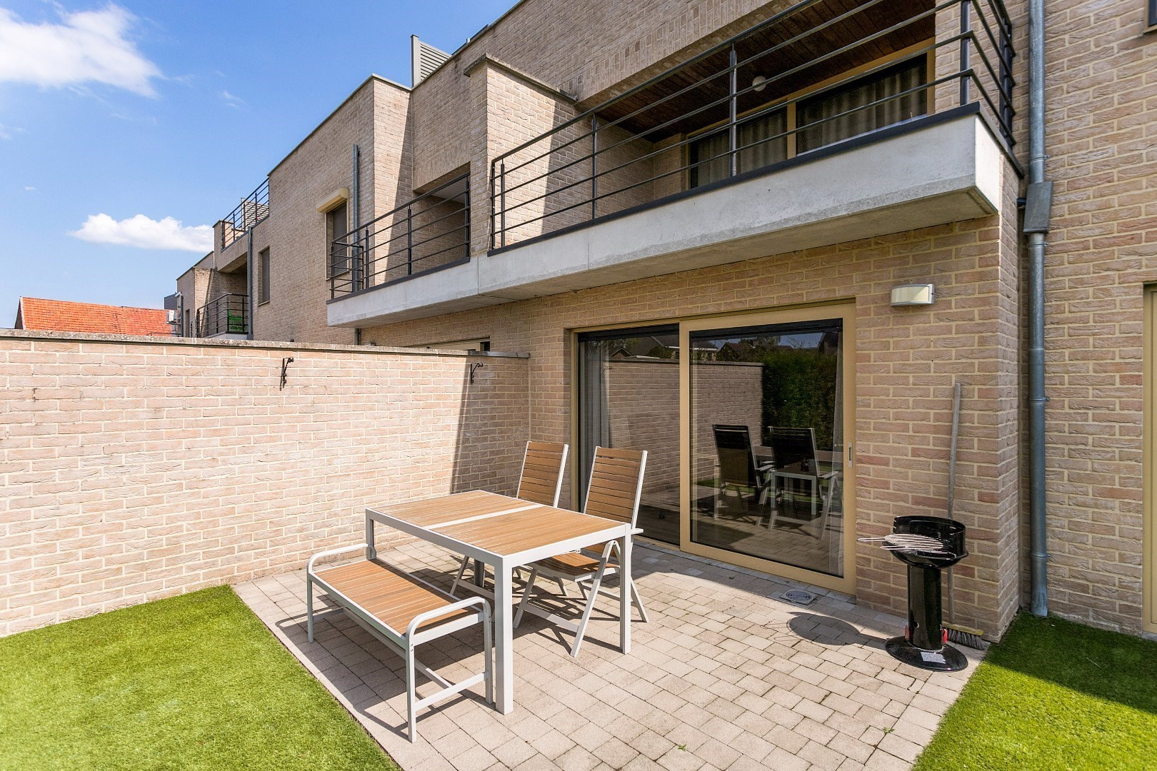 Modern, gelijkvloers appartement met 2 slpk, ondergrondse parking en tuin. 
