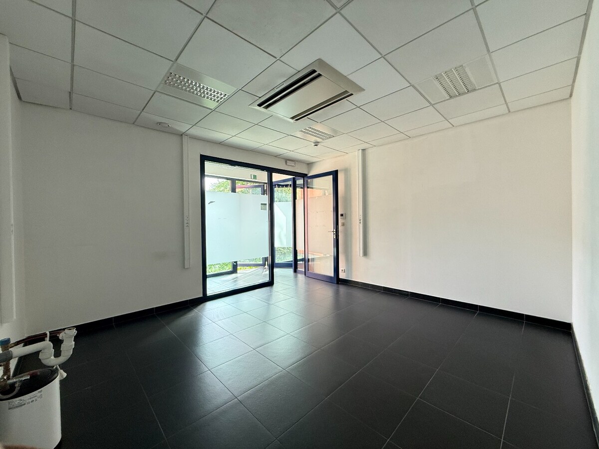 À Dottignies : surface commerciale modulable de ±116 m² avec jardin et excellente visibilité ! 