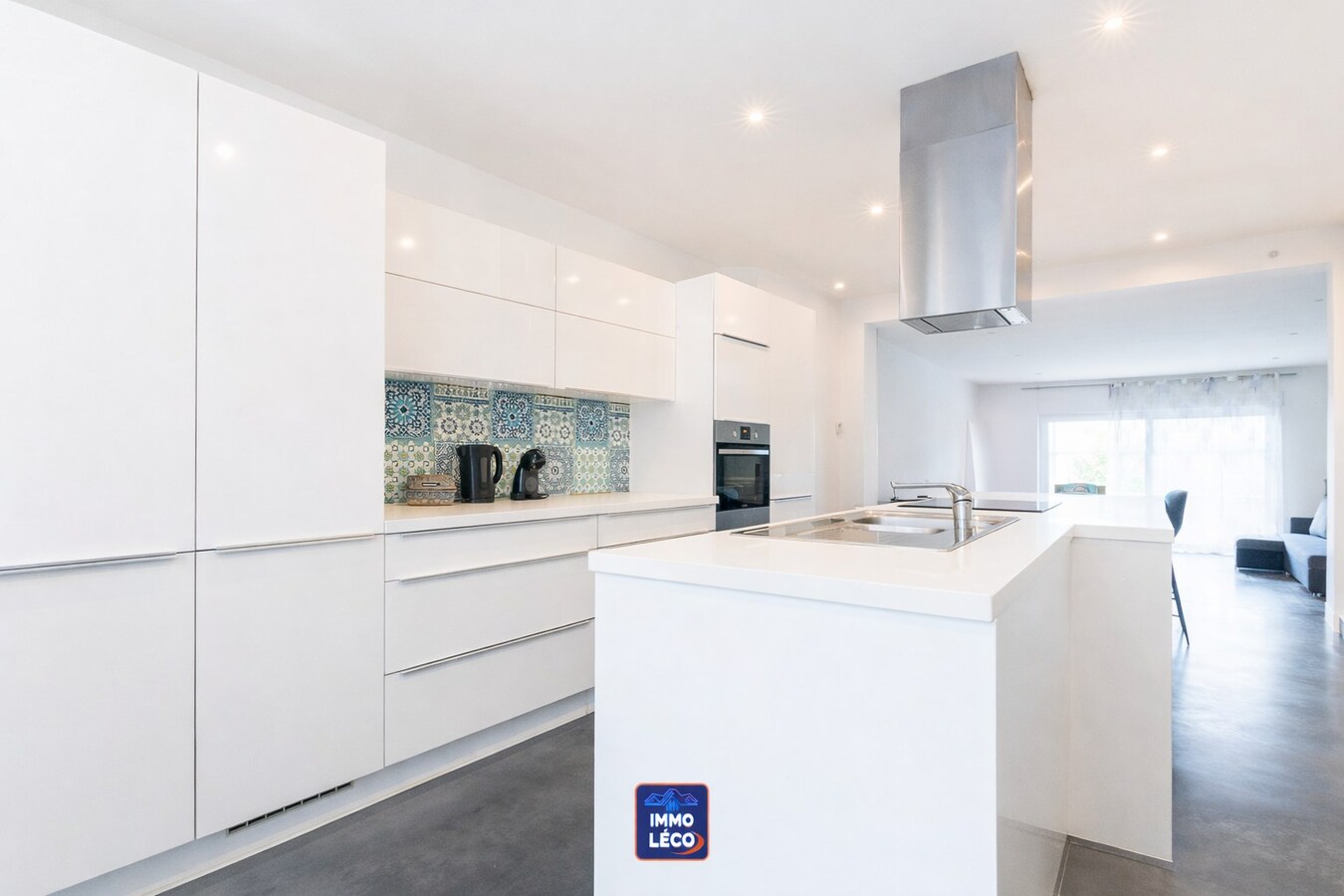 Maison rénovée avec jardin, dans une rue calme et appréciée. 