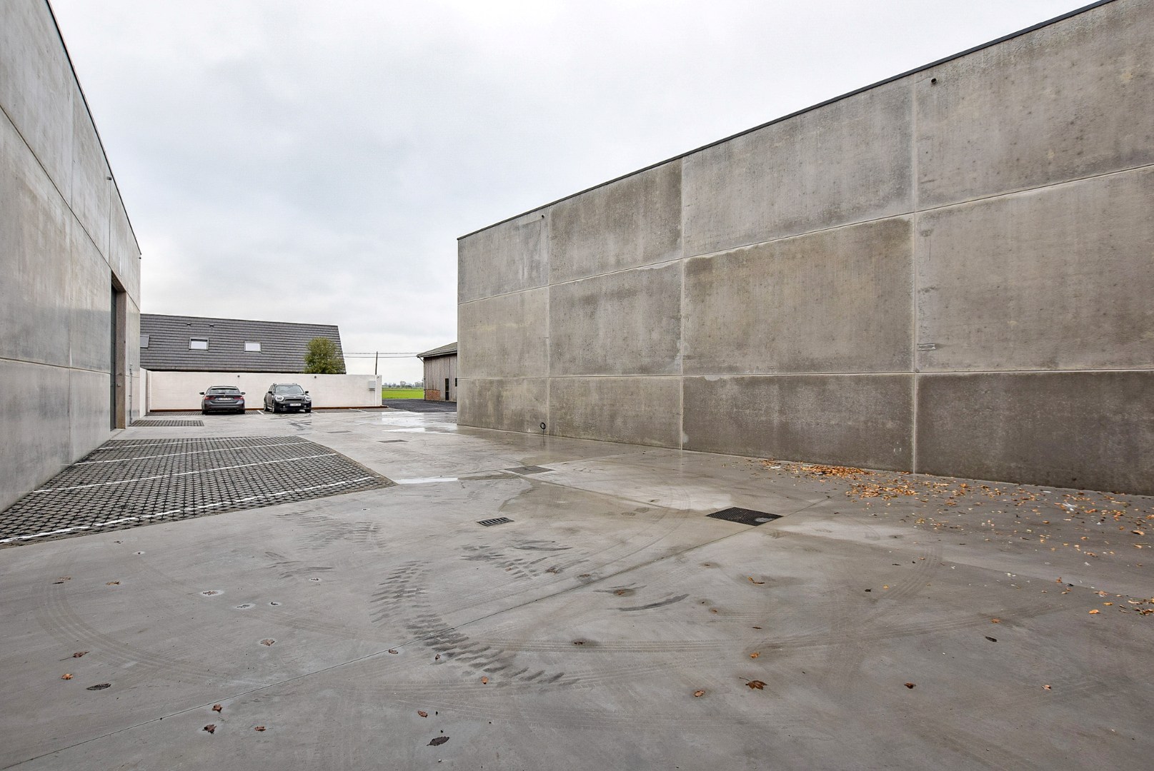 Geïsoleerde nieuwbouwloods 9F (loods 5) (249m²) te huur op een industrie- ambachtzone te Vleteren. 