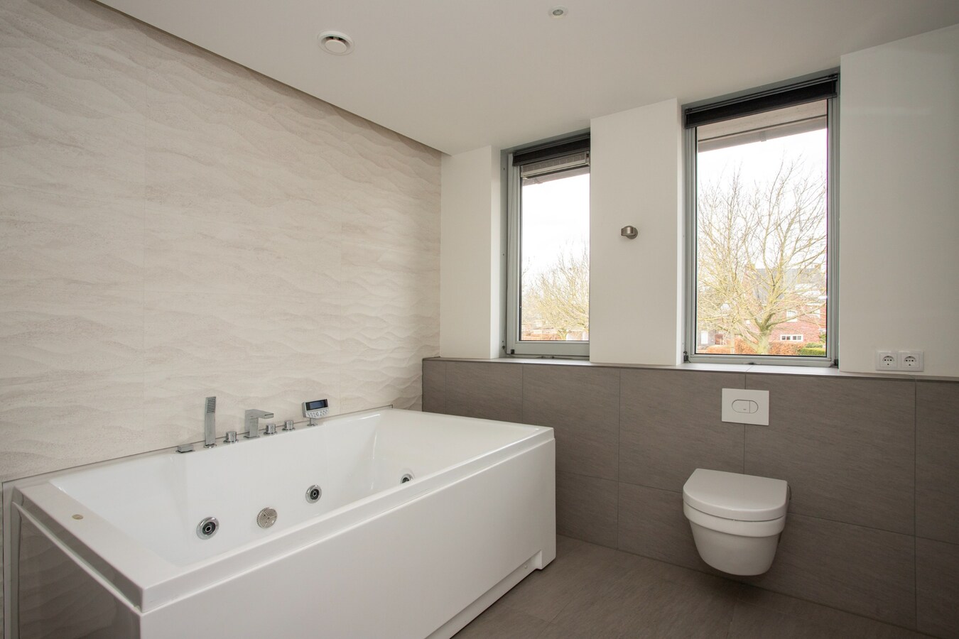 Moderne hoekwoning uit 2016 gelegen in een jonge en kindvriendelijke woonwijk in Lage Mierde. 