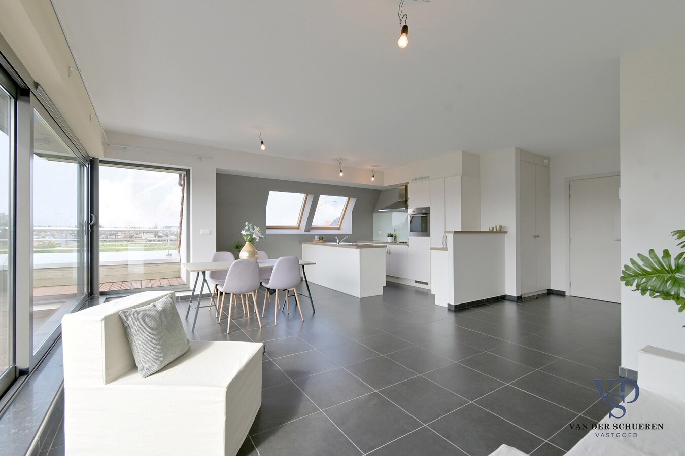 Lichtrijk appartement mét ondergrondse garage en berging. 