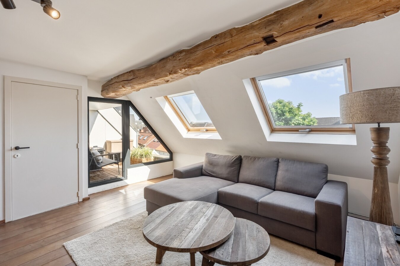 Comfortabel duplex appartement op de 3de en 4de verdieping van een kleinschalige residentie op een steenworp van de historische markt! 