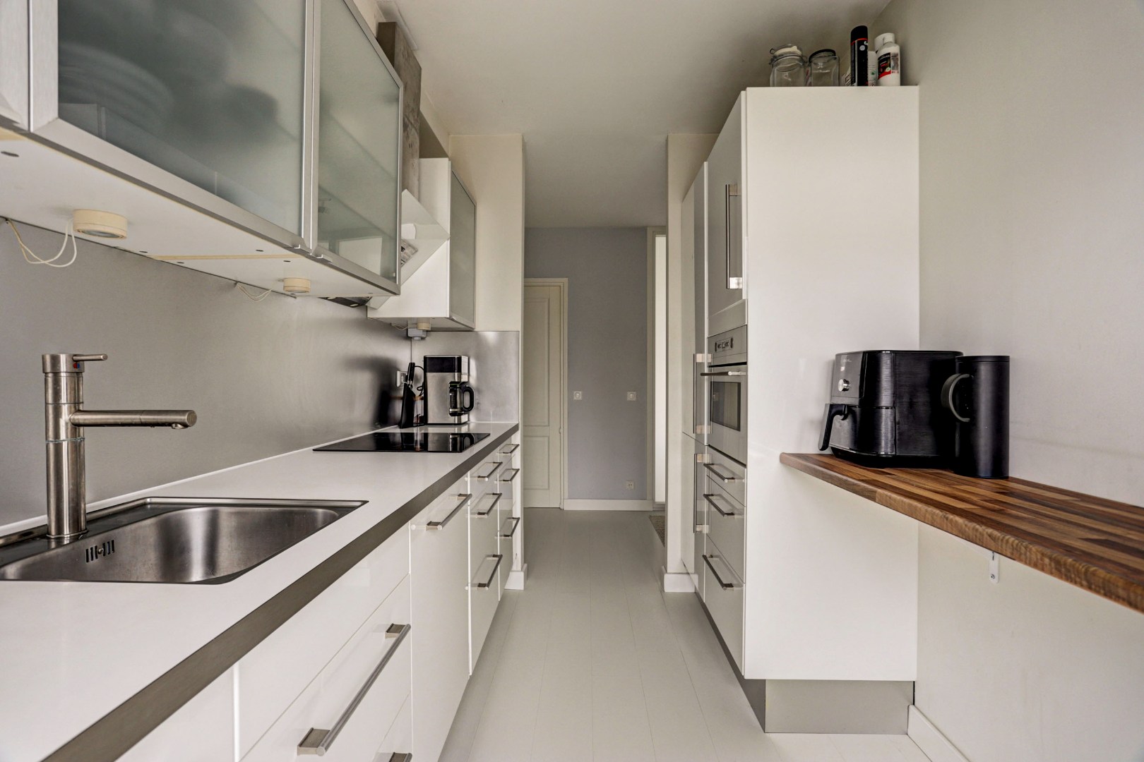 Instapklaar en verzorgd  3-(voorheen 4) kamer hoek- appartement op de tweede verdieping met 2 slaapkamers, 2 balkons, moderne keuken en is gelegen op eigen grond. 