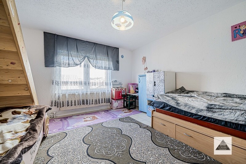 Centraal gelegen halfvrijstaande woning. 6 slaapkamers. Te renoveren. 