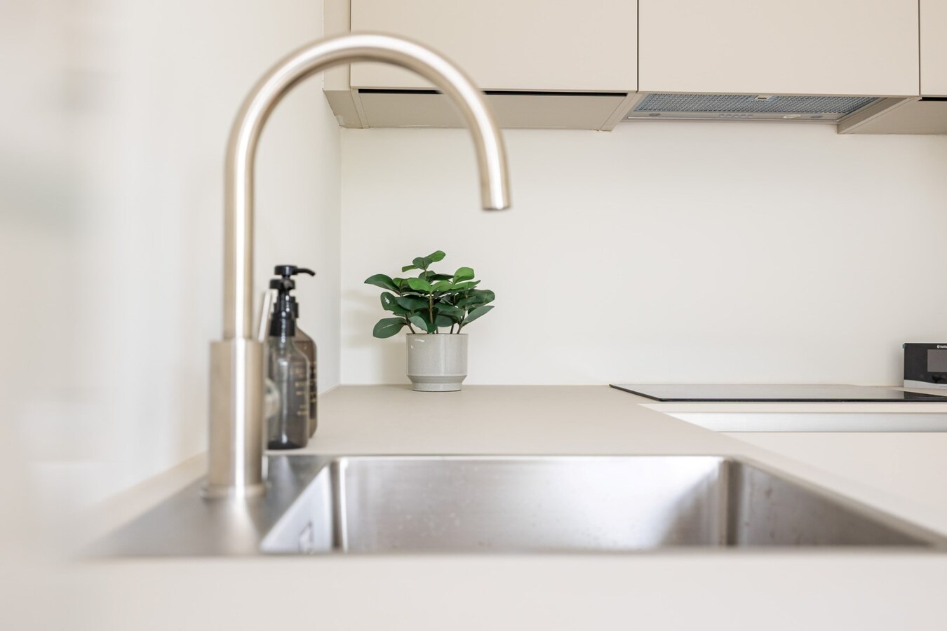 Gerenoveerd glvl appt met tuin te Kontich! 