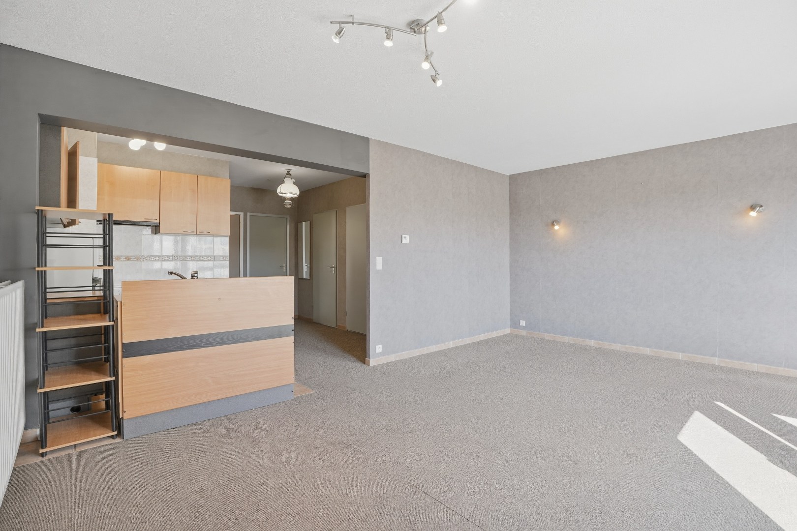 Op te frissen 2-slaapkamerappartement (73m²) te Koksijde Sint-Idesbald. 