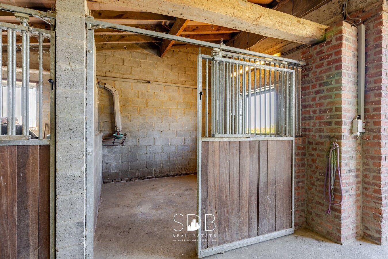 Landelijke woning met stalgebouw, buitenpiste en graslanden 
