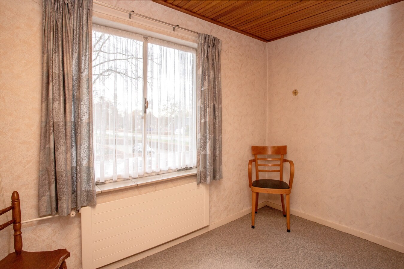 Halfvrijstaand woonhuis met garage gelegen op een royaal perceel van 460 m2. 