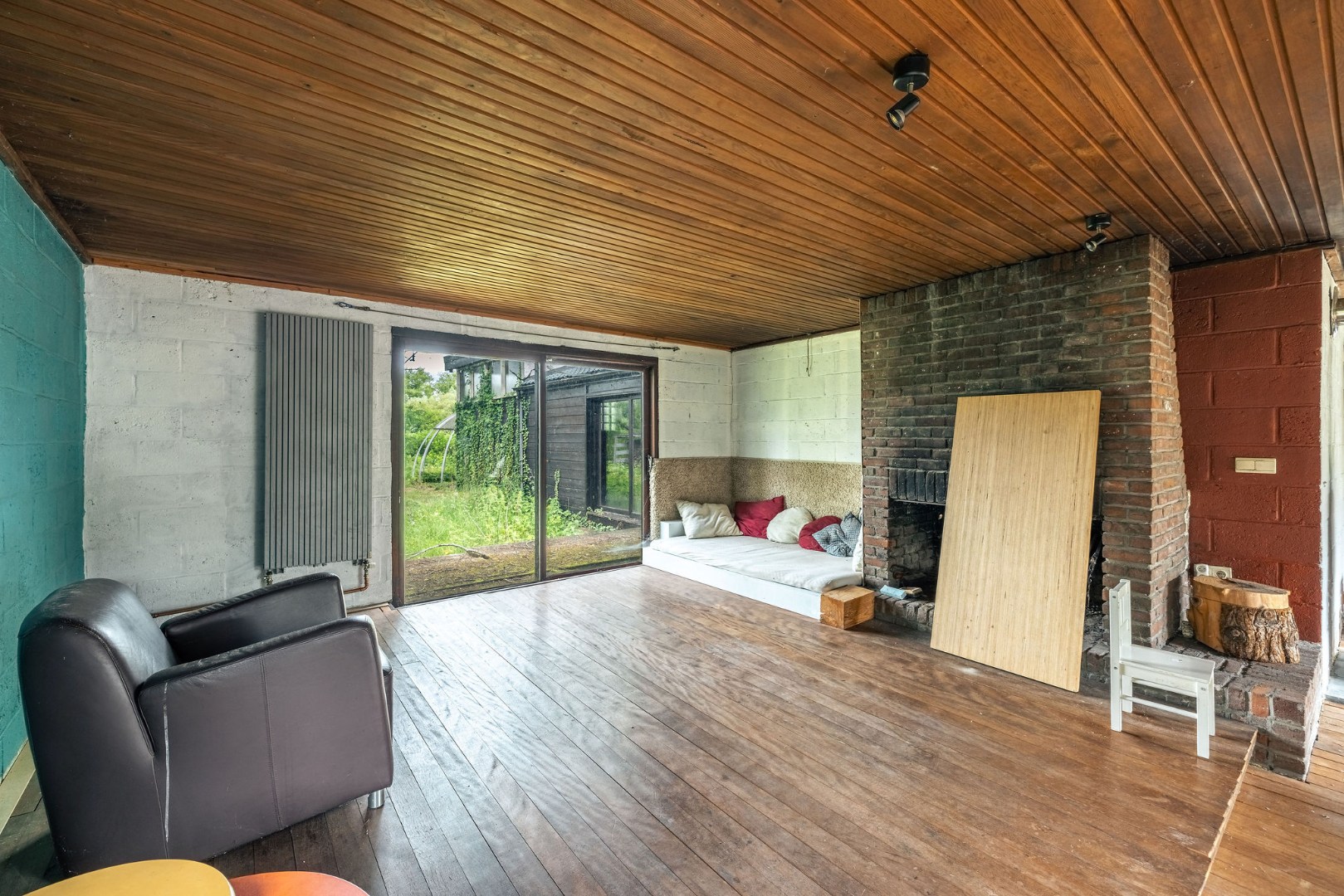 Seventies bungalowvilla met renovatiepotentieel op unieke ligging aan natuurgebied 