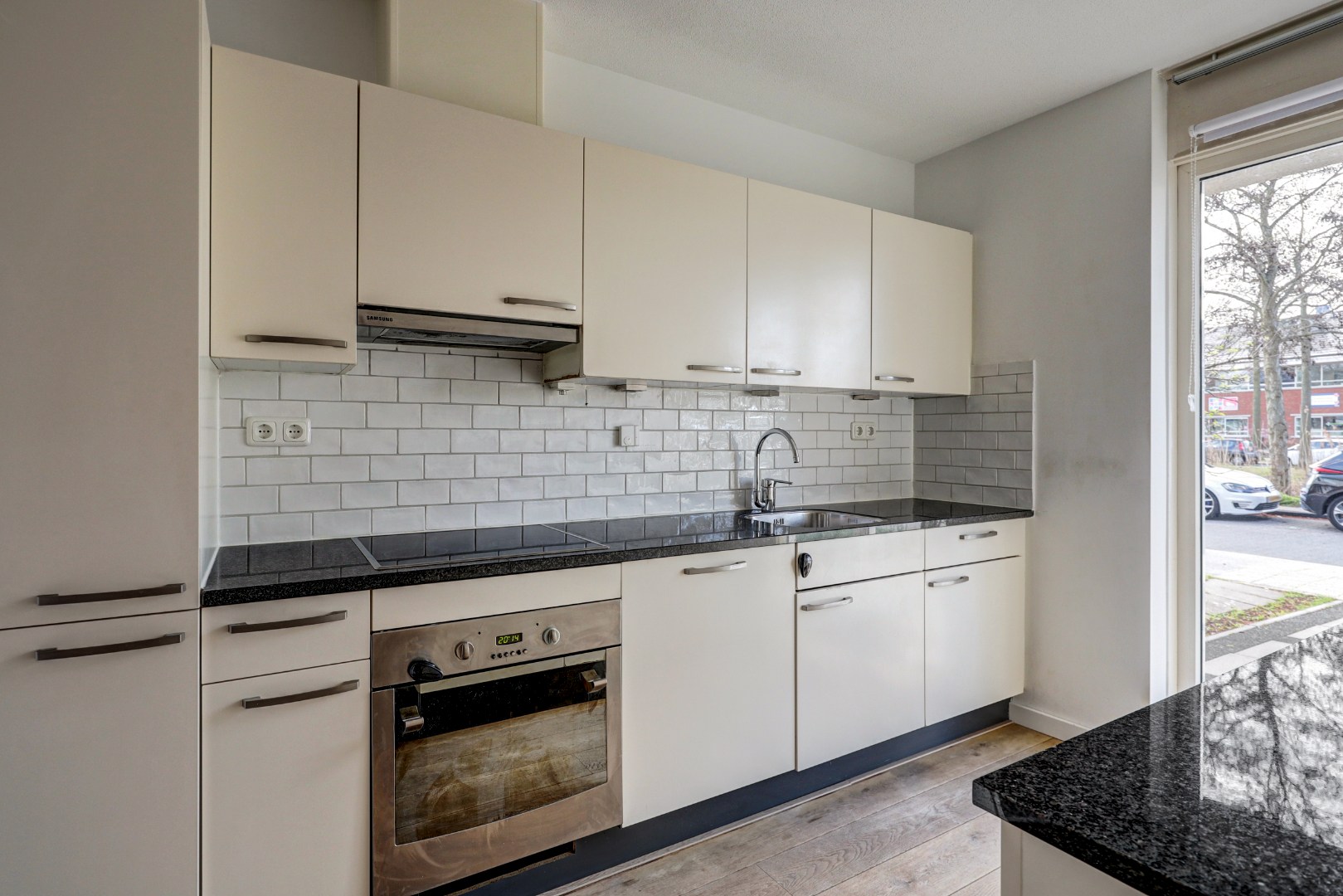 Energiezuinige (A-label) en instapklare 6-kamer tussenwoning met lichte woonkamer, moderne keuken, vijf slaapkamers, zonnige onderhoudsvriendelijke tuin met achterom en gelegen op eigen grond. 