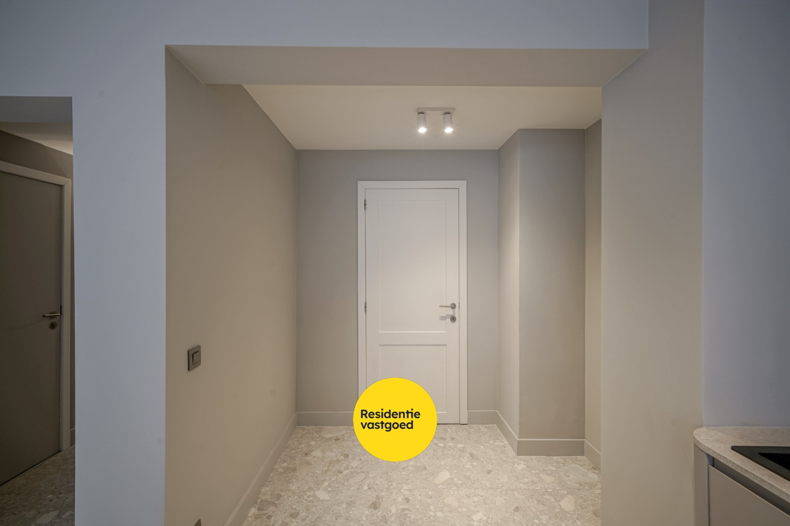 Gerenoveerd 2-slpk appartement met balkon en lift in Oostende 