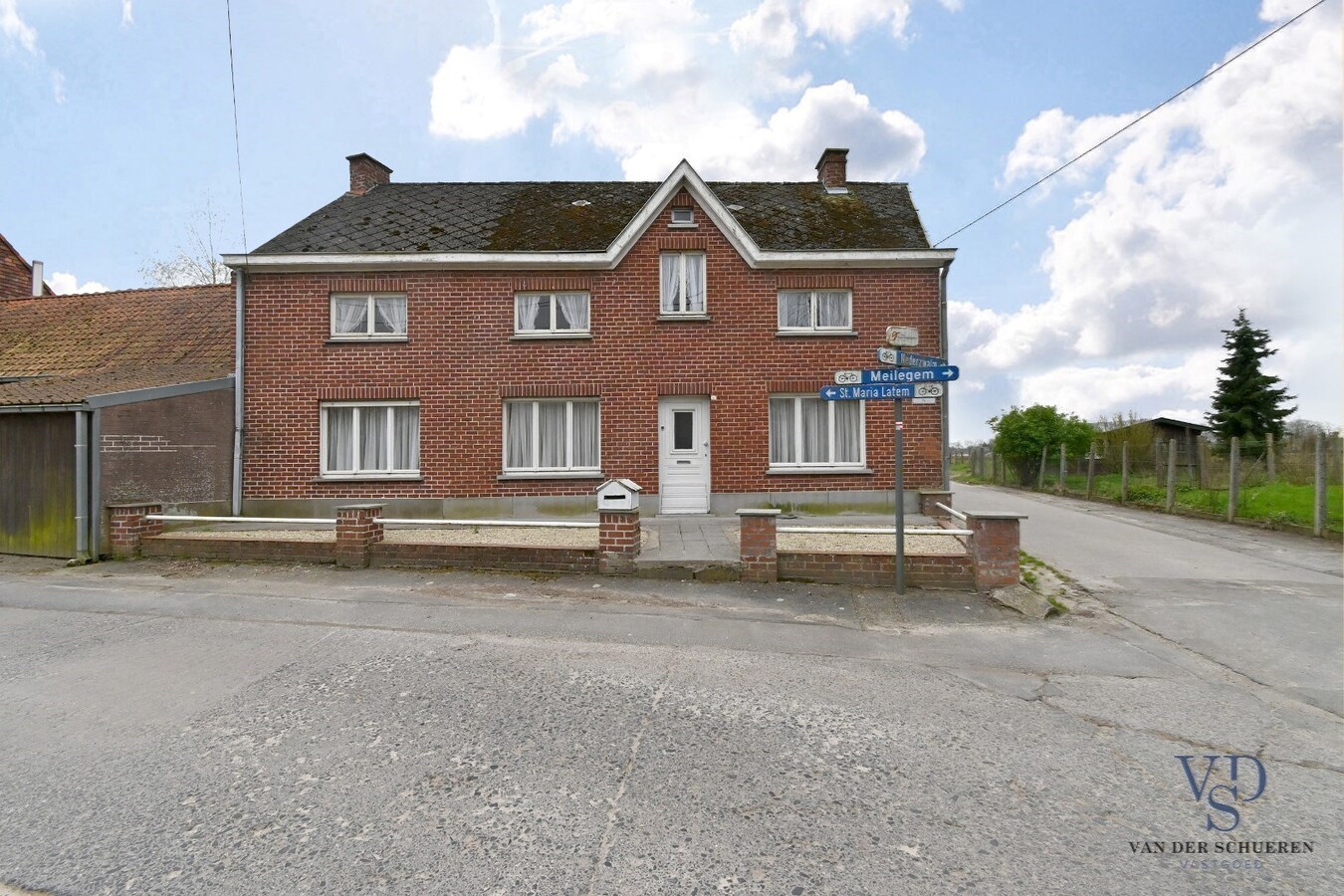 Woning met belendend perceel weiland 