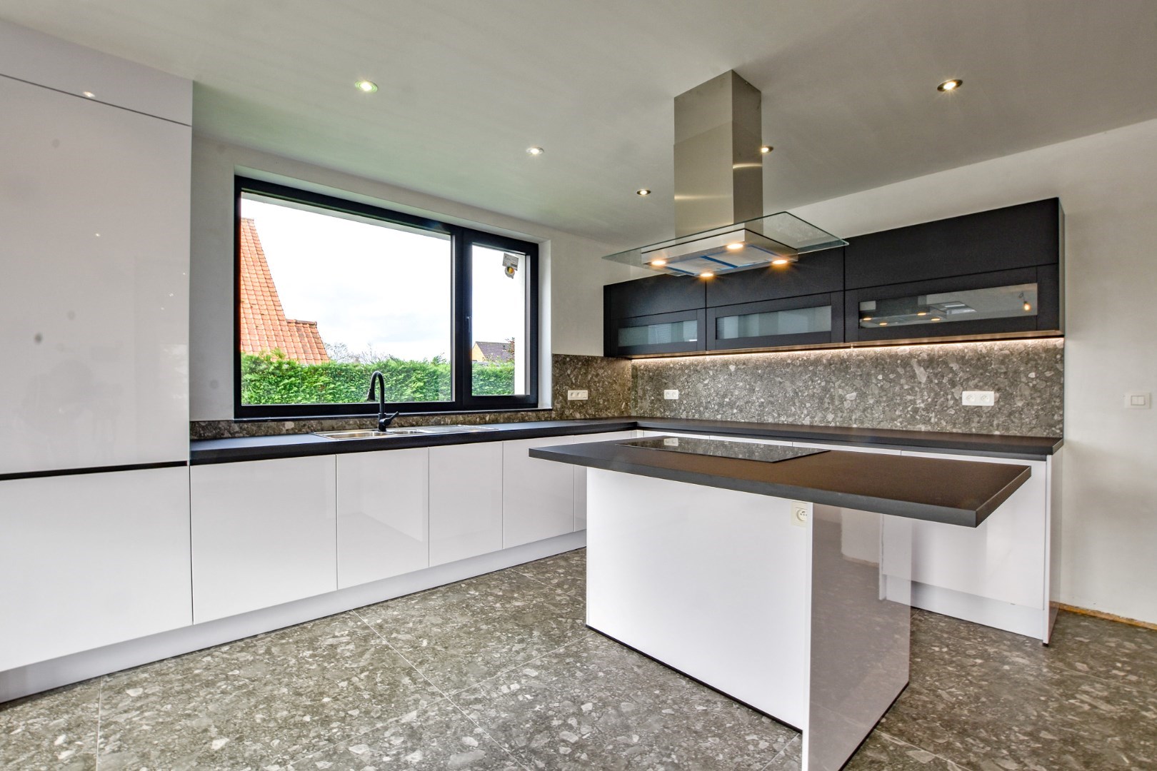 Exclusieve  energiezuinige villa (BEN-woning) met 4 slaapkamers en inpandige garage te Koksijde. 