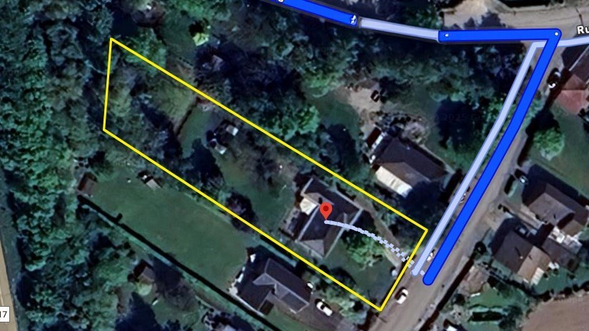Villa "Semi Plain-Pied" érigée sur 2840m² avec grand étang, 2 garages &amp; parking privatif. 