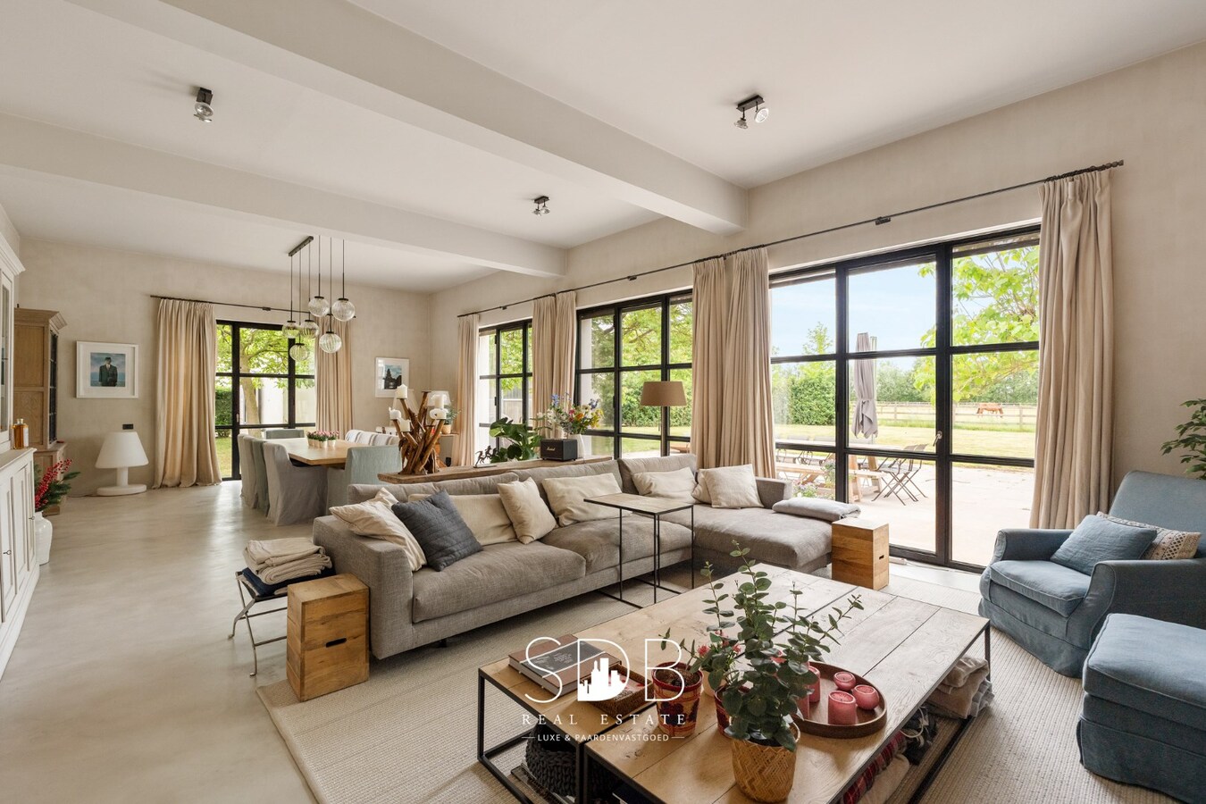 Prachtige villa met hippische accommodatie en graslanden +/-  23 ha 