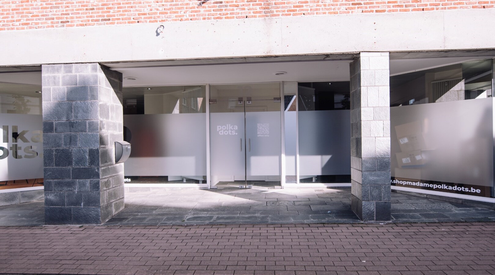 Ruim commercieel pand met parking. Uitstekende ligging nabij station en ziekenhuis. 