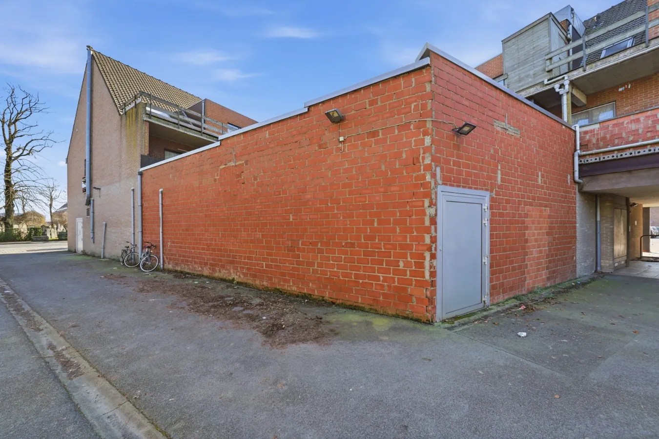 Te koop: Ruim handelspand met uitstekende visibiliteit in het centrum van Torhout 