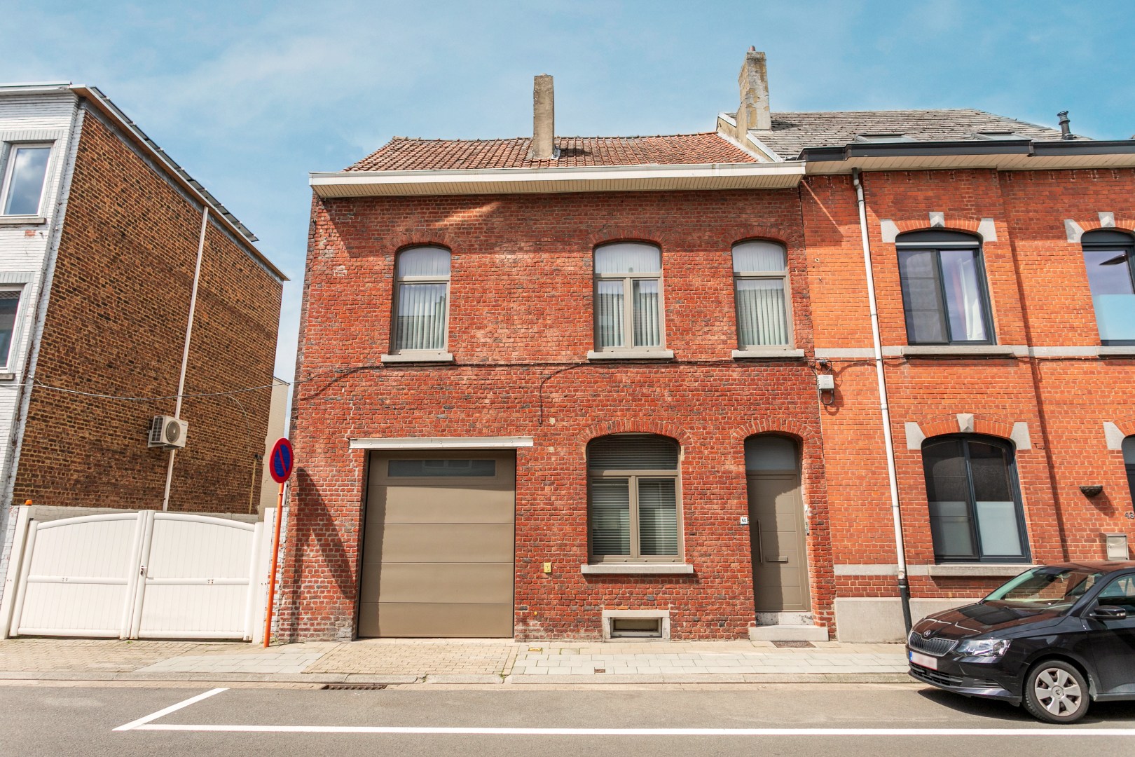 Deels gerenoveerde woning met tuin en garage op gunstige ligging te Halle 