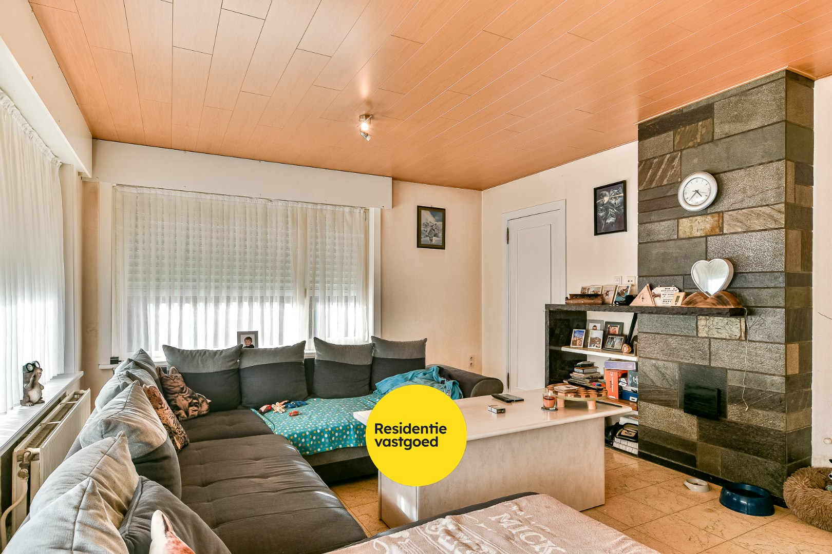 Halfopen woning met drie slaapkamers, tuin en garage 