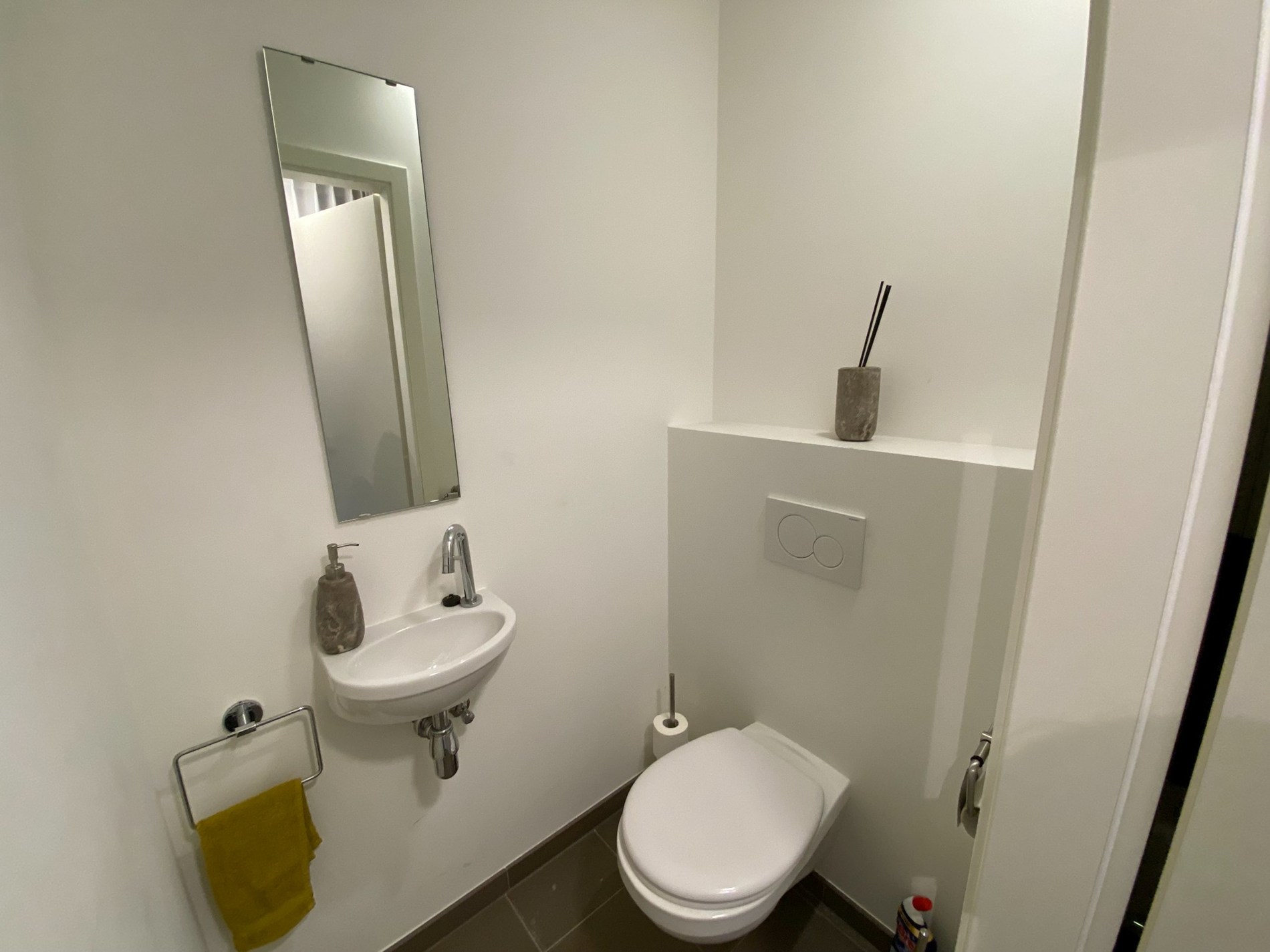 Appartement en duplex avec 3 chambres à coucher complètes et deux grandes terrasses ensoleillées offrant une vue dégagée, situé du côté ensoleillé de l'avenue Lippens. 