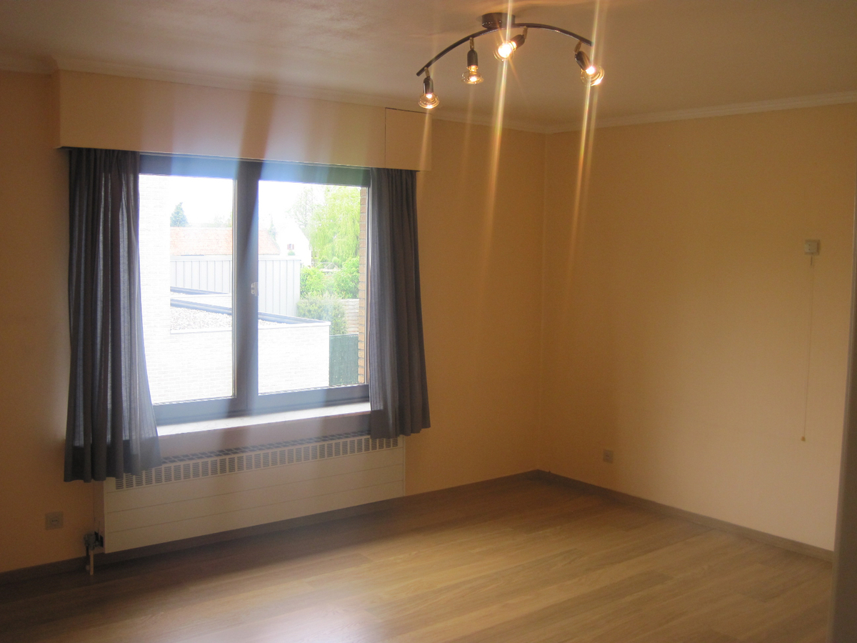 Bijzonder degelijke en ruime Half Open Bebouwing. 