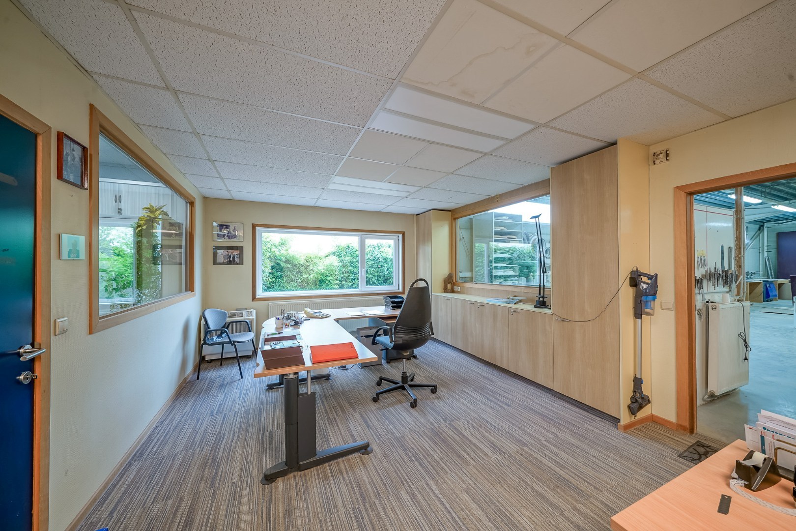 Winkelruimte met magazijn en woonst te Oostende 