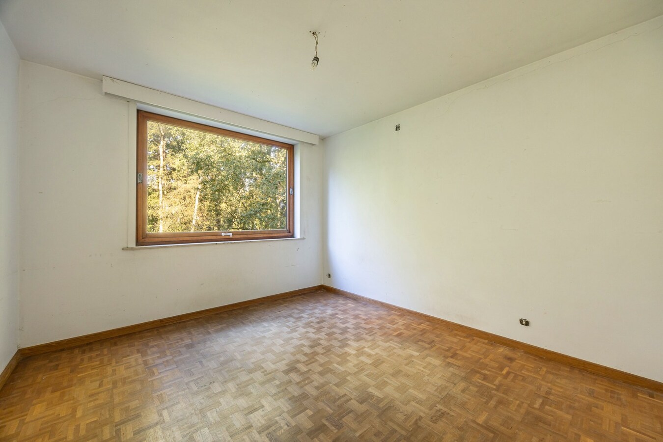 Te renoveren villa met 5 slaapkamers en prachtige tuin op toplocatie 