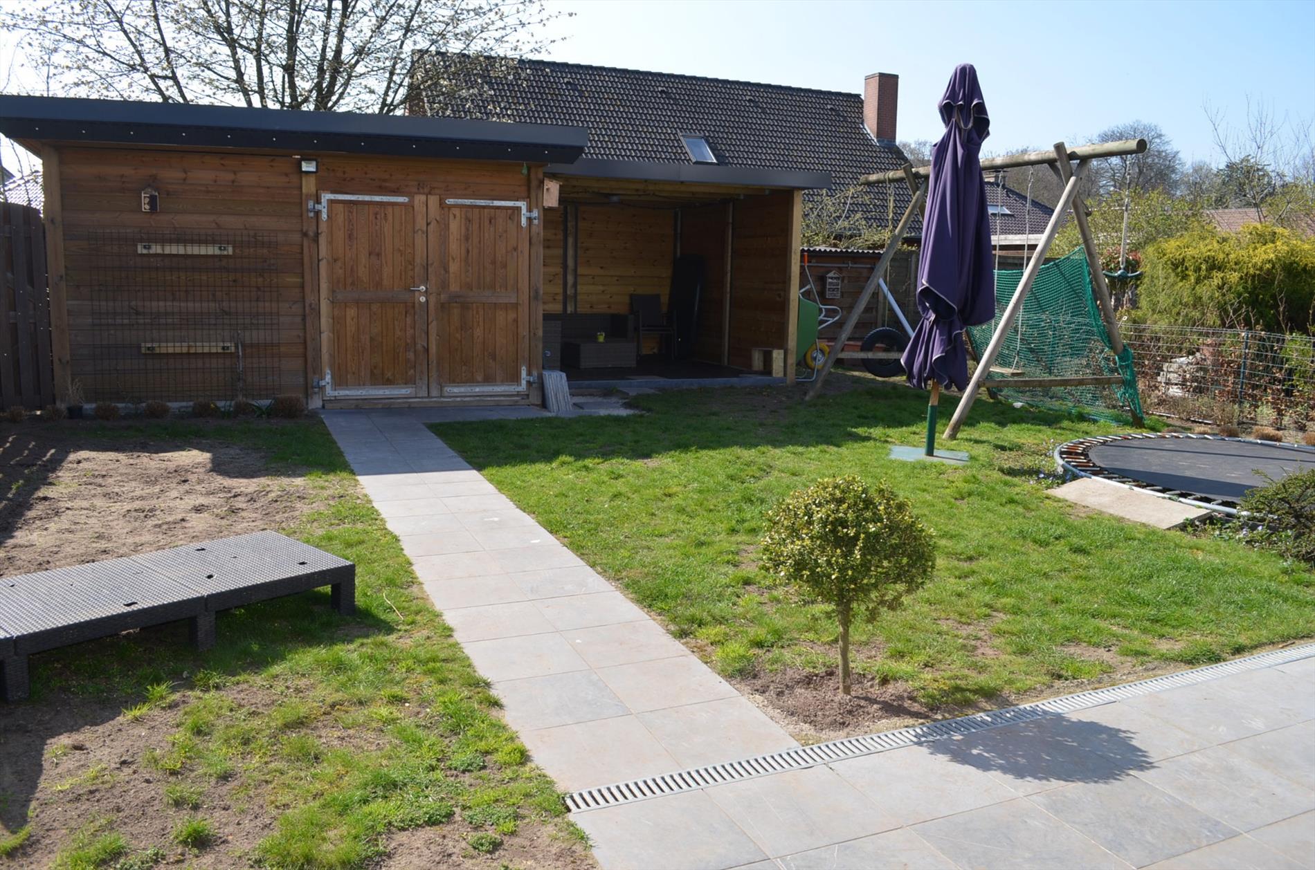 Gerenoveerde gezinswoning met  3 slpks, garage en tuin goed gelegen te Evergem 