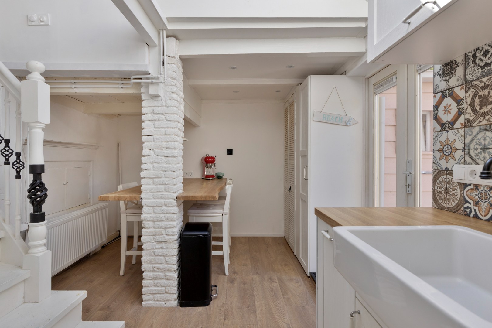 Sfeervol gerenoveerde dijkwoning met riante schuur. 