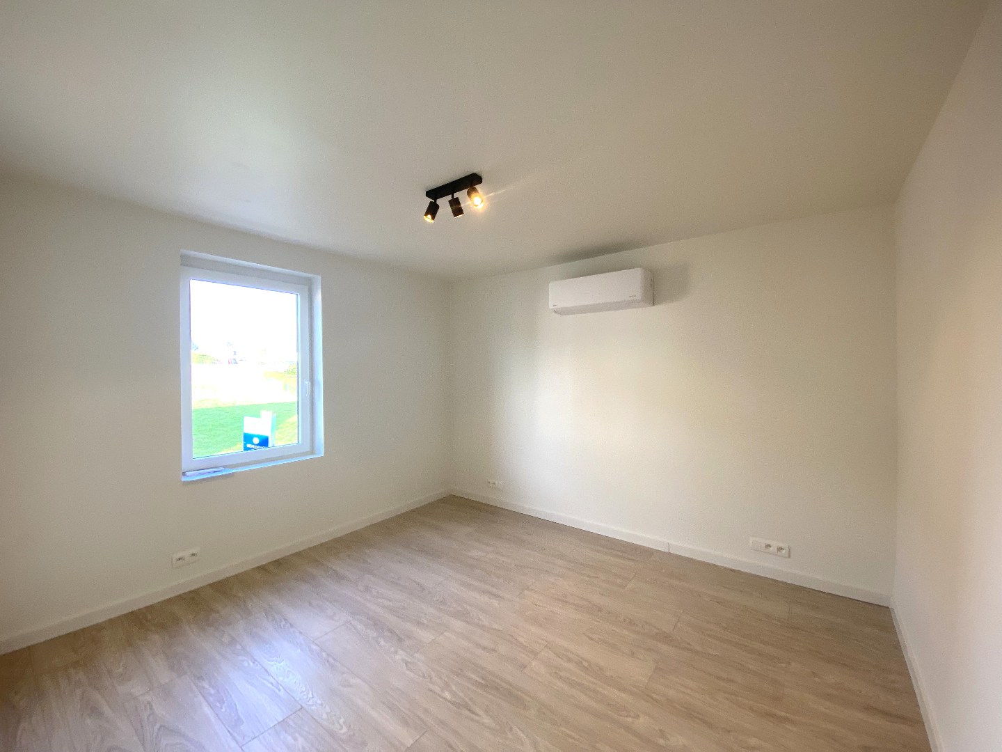 Volledig gerenoveerde centrumwoning in het hartje van Sint-Lodewijk op 442 m²! 