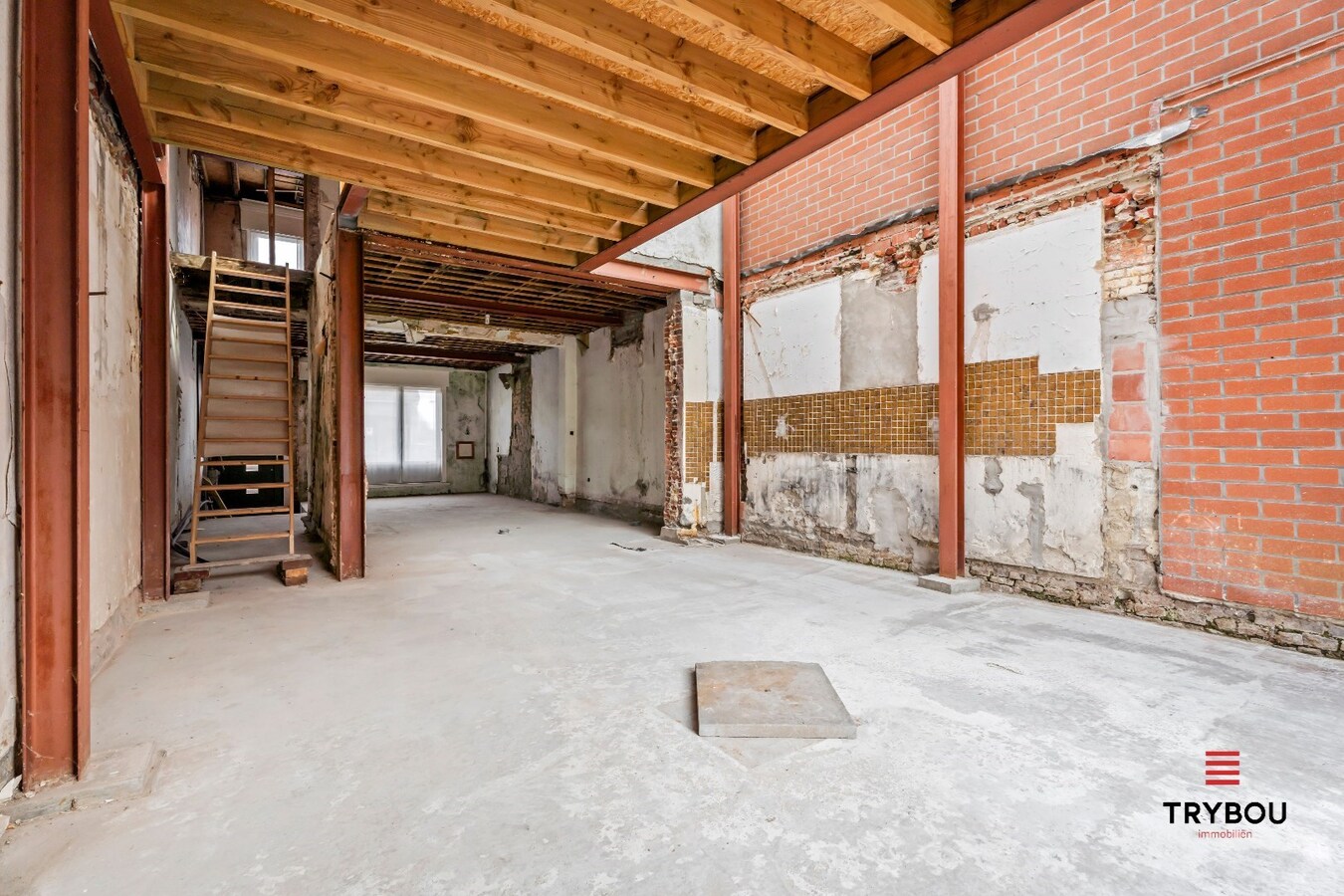 Uiterst ruime woning met garage in het centrum van Kortemark 