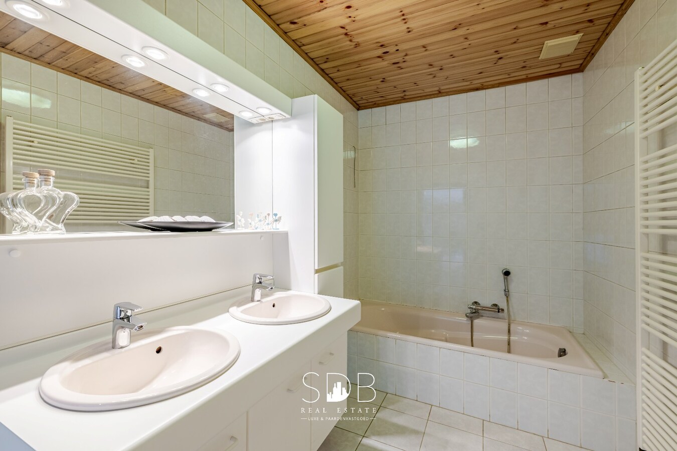 Hedendaagse villa met dubbele garage, zwembad en magazijn op 2.937m² 